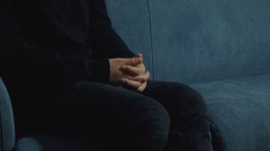 psikolog tarafından oturan: endişeli adam kanepede