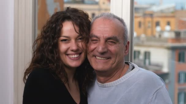 Generationenporträt Alter Vater Und Tochter Lächeln Die Kamera — Stockvideo
