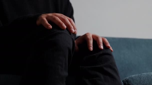 Sessão Terapia Fechar Mãos Homem Nervoso Ansioso — Vídeo de Stock