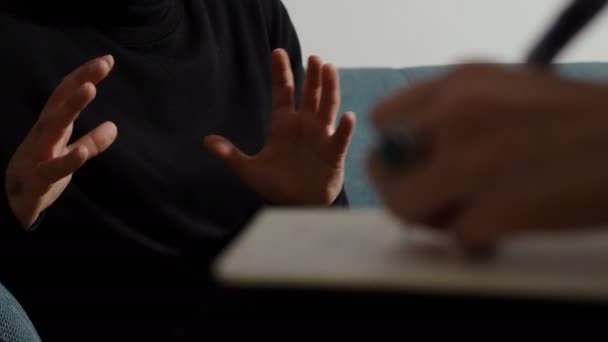 心理セッション 話している患者とセラピストを取るノート — ストック動画
