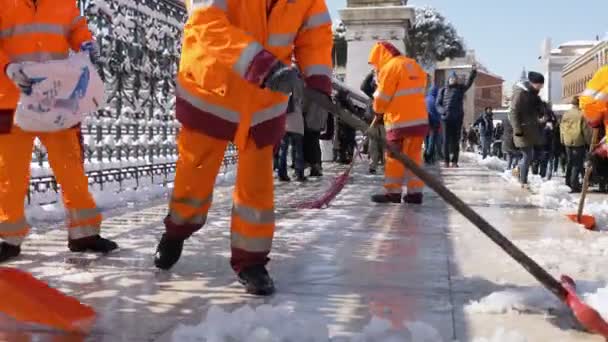 Limpadores Rua Trabalhando Após Queda Neve Fevereiro 2018 Roma Itália — Vídeo de Stock