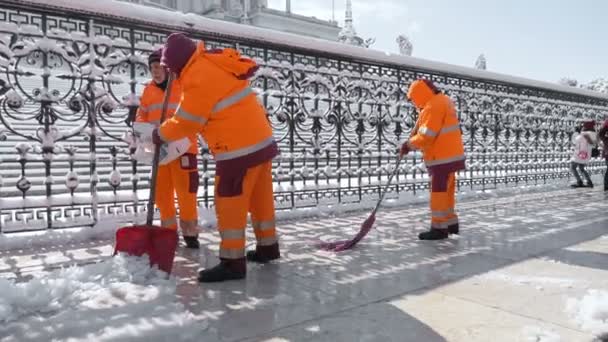 Schoonmakers Mannen Werken Sneeuwval Februari 2018 Rome Italië — Stockvideo