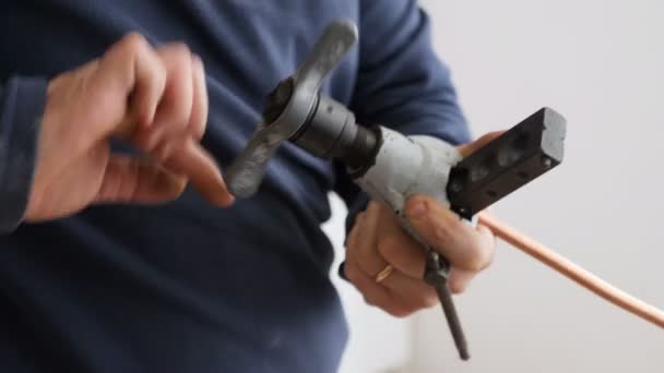 Technicus Bij Werk Opbrengt Airconditioner — Stockvideo