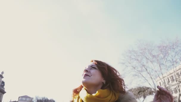 Szczęśliwa Młoda Kobieta Patrząc Niebo Zwracając Siebie — Wideo stockowe
