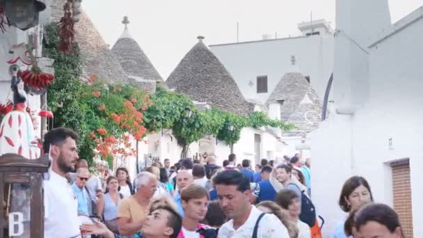 Wielki Tłum Turystów Spacerując Wśród Trulli Sierpnia 2017 Alberobello Włochy — Wideo stockowe