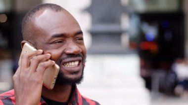 siyah adam sokakta bir telefon görüşmesi odaklı