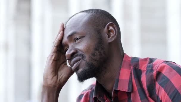 Preocupado Estressado Homem Negro Africano — Vídeo de Stock