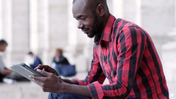 Glücklicher Afrikanischer Junger Mann Mit Digitalem Tablet — Stockvideo