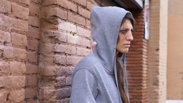 Kvinna Pusher Sälja Narkotika Gatan Till Mannen — Stockvideo