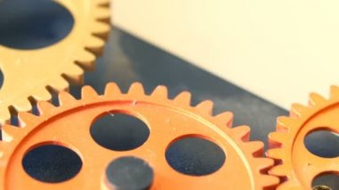 Saat yavaş yavaş tekerlekler: süreç, ilerleme, fikir