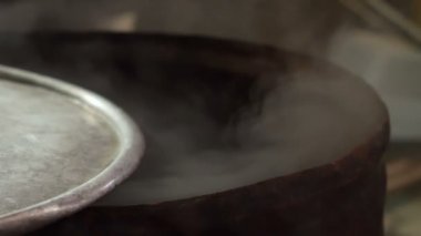 büyük bir pot dışında ateşe gelen buhar