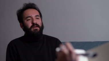 hasta kendi sorunları notlar alarak psikoterapist açıklar.