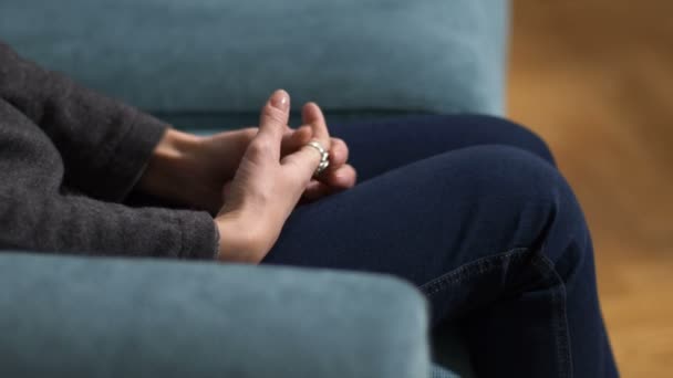 Nerveuze Vrouw Raakt Ring Psychotherapie Sessie — Stockvideo