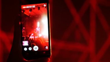 Treviso, İtalya - 30 Ağustos 2017: Yapımı video smartphone ile konser sırasında