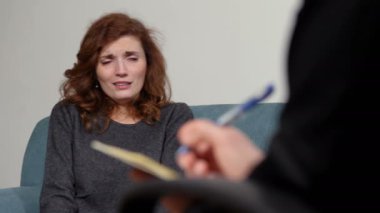 Not alma psikolog sinir krizi kadınla konuşuyor