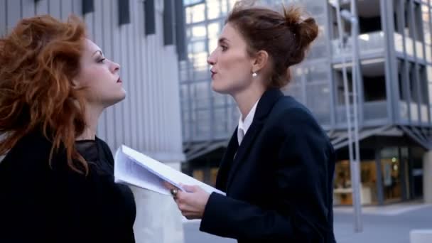 两个年轻的商界妇女在街上猛烈争吵 — 图库视频影像