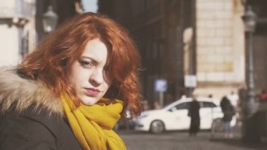 Kameraya bakarak şehirde ciddi dalgın kadın