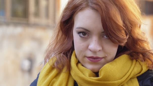 可爱的红头发的女人调情与相机户外 — 图库视频影像