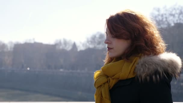 孤独和忧郁的女人观察河 — 图库视频影像
