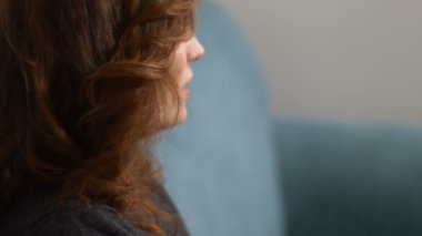 Psikoterapist tarafından oturumu sırasında kadının elleri bulanık: anksiyete, stres 