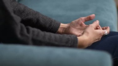 eller endişeli kadın söz, terapi oturumu