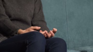 sinirli ve gergin kadın psikolog kanepede oturumu sırasında