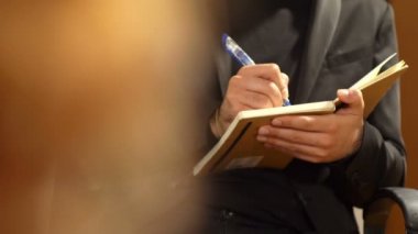 psikolog bir terapötik oturumu sırasında notlar alır