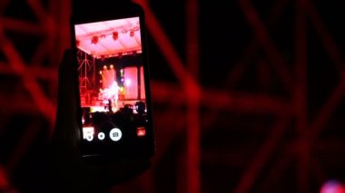 Treviso, İtalya - 30 Ağustos 2017: konser video smartphone ile yakın yapma