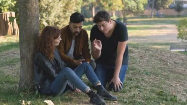 dostluk, destek, konfor: arkadaşları teselli parkta üzgün arkadaş