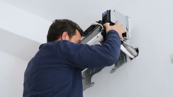 Techniker Montiert Die Klimaanlage Der Wand — Stockvideo