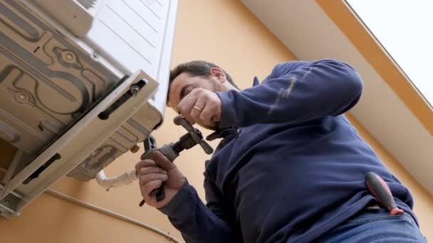 Deskundig Technicus Die Werkt Muur Conditioner — Stockvideo