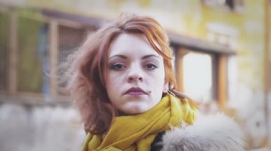 sevimli kadın kamera - yavaş hareket arıyorum ciddi döner