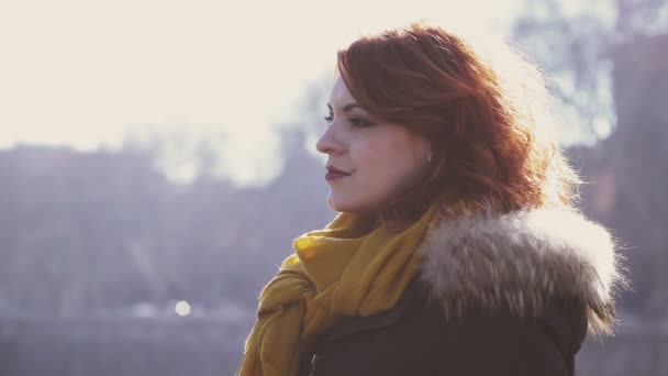 Schöne Frau Auf Der Straße Blickt Zum Himmel Und Denkt — Stockvideo