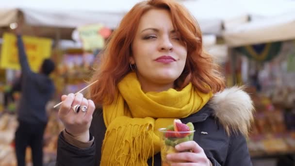 Joven Linda Mujer Come Ensalada Frutas Sonríe Aire Libre — Vídeos de Stock