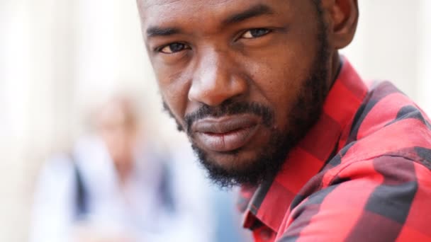Töprengő Szomorú Fiatal Fekete Migráns Közelről Portré — Stock videók