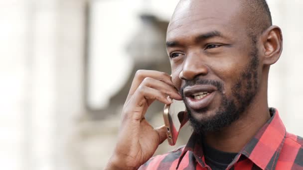 Svarta Afrikanska Ung Man Pratar Telefon — Stockvideo