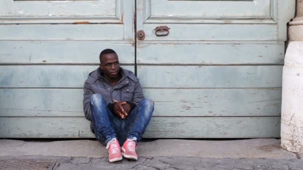 Balck Man Alone Street Helped His Friend — Stock Video