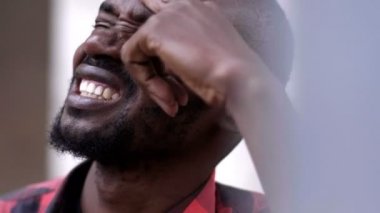 dalgın ve hayalifener siyah adam ararken