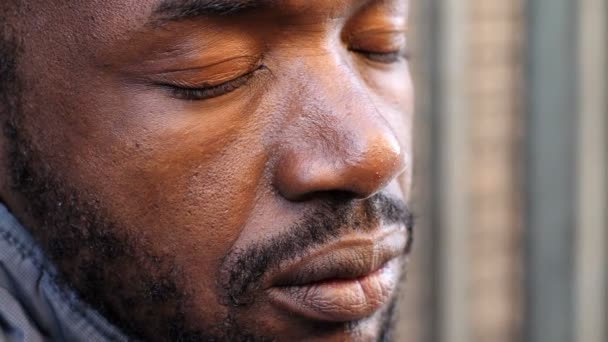 Чорний Чоловік Закритими Очима Смуток Депресія Самотність — стокове відео