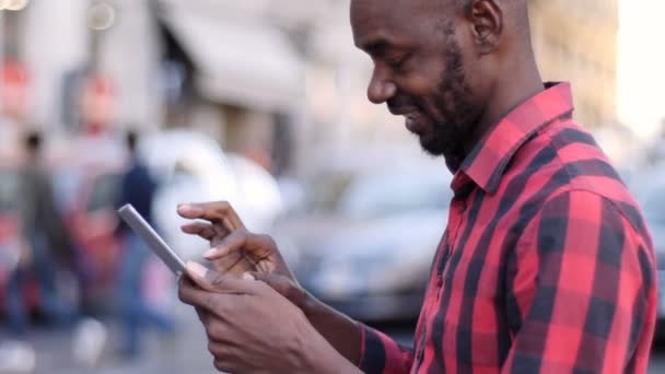 Joven Hombre Negro Utilizando Tableta Digital Parada Autobús — Vídeos de Stock