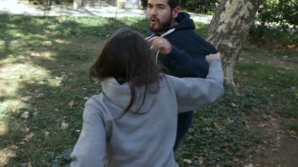 Βίαιη Μάχη Μεταξύ Του Άνδρα Και Της Γυναίκας Στο Πάρκο — Αρχείο Βίντεο