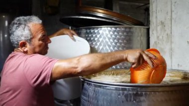 ev yapımı şarap fermantasyon çalışan çiftçi. Güney İtalya