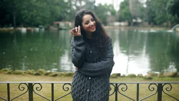 Όμορφη Γυναίκα Στο Πάρκο Ακούει Μηνύματα Φωνής Στο Smartphone — Αρχείο Βίντεο
