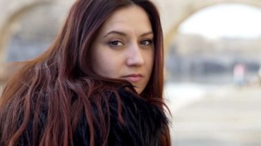 güzel düşünceli kadın bakar, kamera, yakın çekim