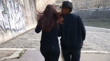 sevinç, özgürlük, aşk. Genç çift nehir - ağır çekim çalışır