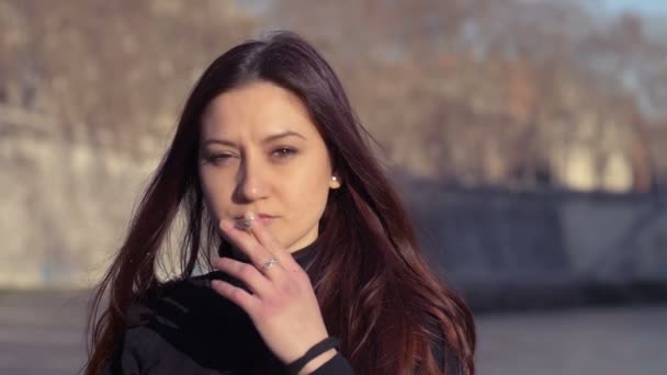 Αυτοπεποίθηση Και Σέξι Γυναίκα Που Καπνίζει Ένα Τσιγάρο Υπαίθριος — Αρχείο Βίντεο