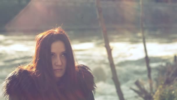 Mujer Joven Reflexiva Mirando Río Arriba Fondo Cámara Lenta — Vídeos de Stock