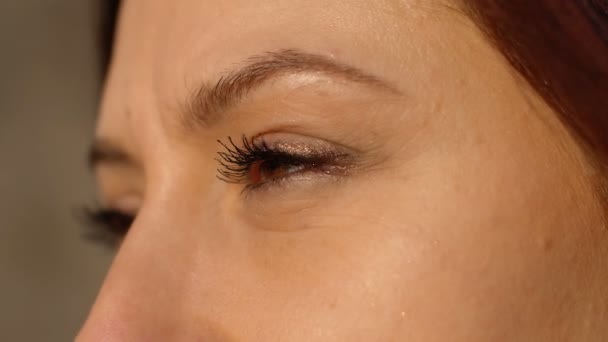 Mira Futuro Concentración Los Ojos Una Mujer Abren Cámara Lenta — Vídeos de Stock