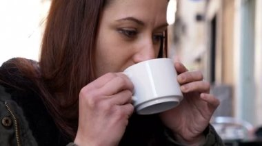 bir barda bir çay içme rahat ve dalgın genç kadın