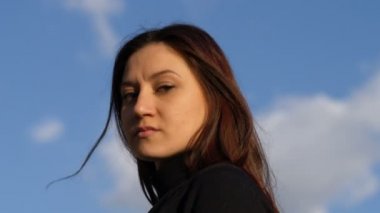 ciddi ve kendine güvenen kadın kamera - açık bakıyor